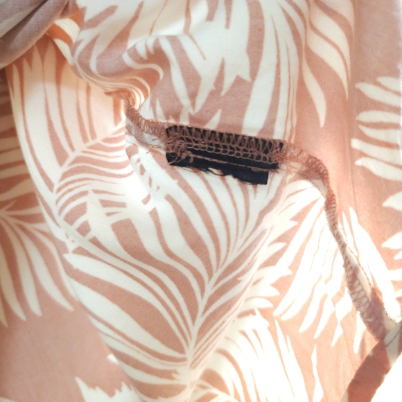 4/$20 🍒 | Palm Leaf Patterned Blouse - Picture 6 of 6